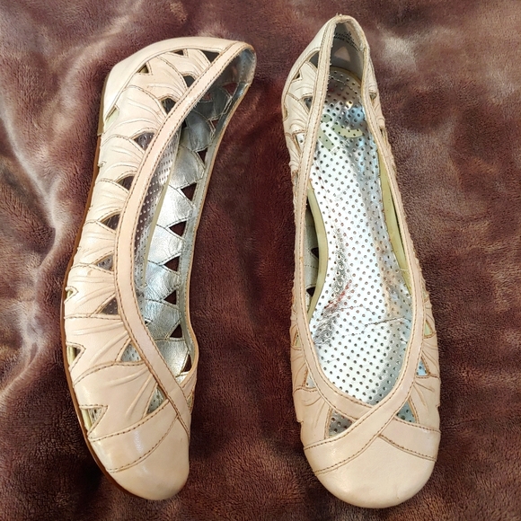 Report Shoes - Donated REPORT cream eyelet cut out ballet flats